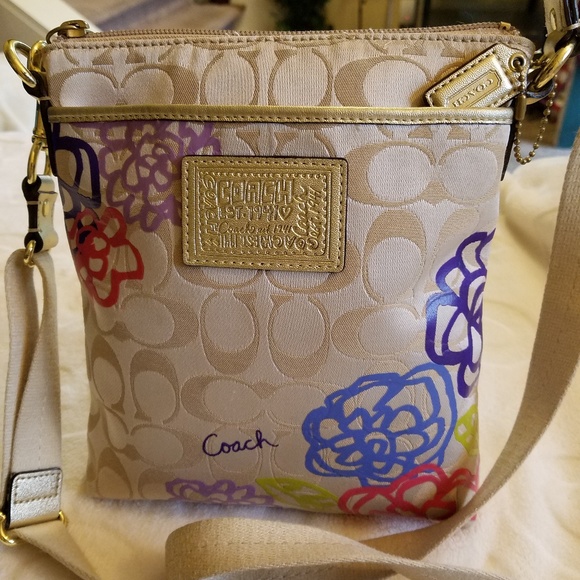 Coach Handbags - 🍃MINT🍃Coach🌺Poppy🌼Daisy Applique Crossbody